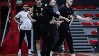 Барчовски тръгна за Швеция с 13 играчи