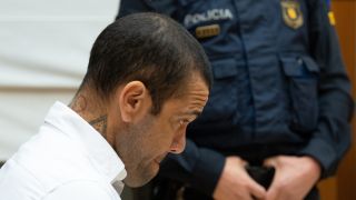 Край на сагата! Дани Алвес влиза в кауша за изнасилване