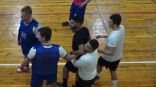 Страшна работа! Съдия удари футболист по време на мач ВИДЕО