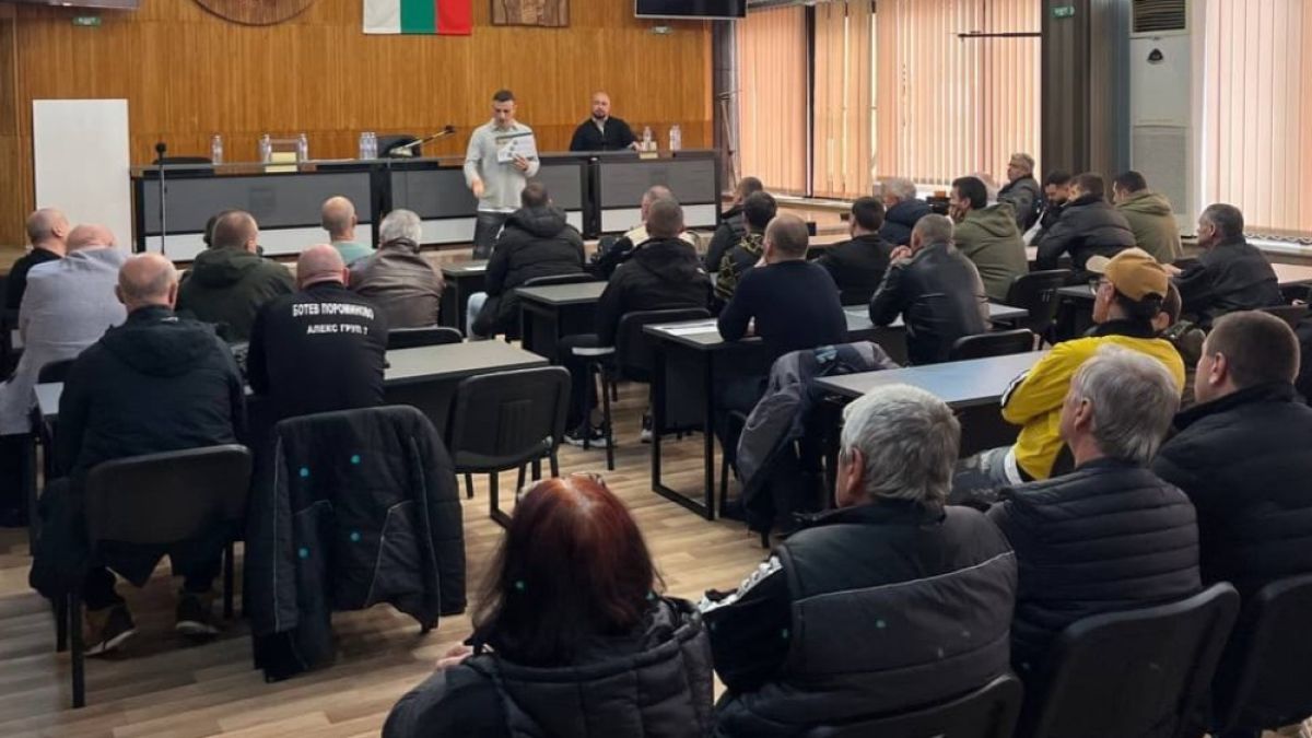 Бербатов продължава да обикаля, агитирайки клубовете