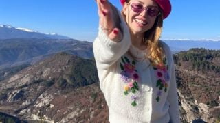 Любимка на България задмина куп известни личности, бавно си пробива път към върха