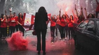 Ученици изненадаха класната си с димки и факли ВИДЕО/СНИМКИ