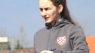 Историческо! Жена пое мъжки футболен отбор