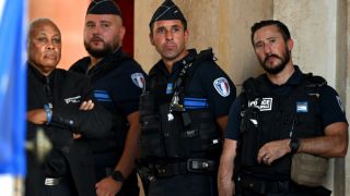 Футболни звезди прекалиха с алкохола, дойде полиция и стана проблем