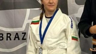 14-г. спортна надежда Ели има нужда от помощ, за да проходи