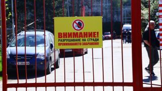 Фоторепортаж: Разходете се с БЛИЦ из рушащата се "Армия"