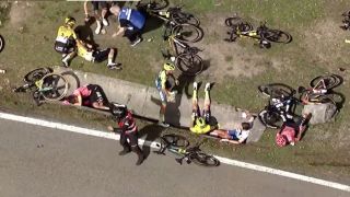 Не е за гледане! Шампион от Тур дьо Франс в болница след меле на пътя ВИДЕО 