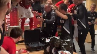"Червените" куфеят, Каранга скача по масата ВИДЕО