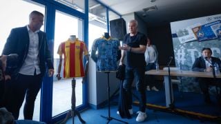 Левски показа юбилейната фланелка за 110-годишния юбилей
