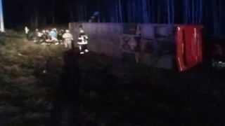 Автобус с деца се обърна в канавка, има ранени СНИМКА