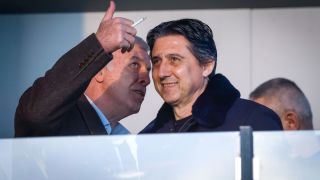 Г-н Сираков, бръкнете си в джоба и ги извадете