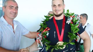 Тежко му се пише на хванатия с допинг наш щангист