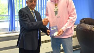 Везенков получи специален подарък от ректора на НСА