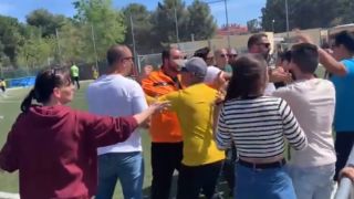 Скандално: Родители се биха зверски пред децата си ВИДЕО 18+
