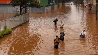 Футболна звезда спасява хора след водна стихия, отнела десетки животи СНИМКИ