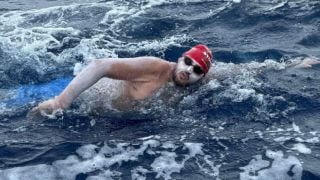 Петър Стойчев с историческо плуване в Хавай, осем часа се бори със...