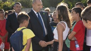Президентът Радев спортува с деца