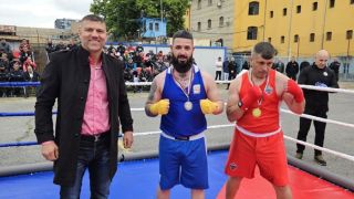 Бой до кръв пред очите на Пулев СНИМКИ