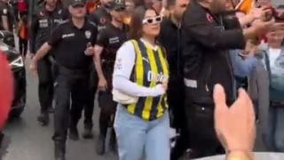 Фенка обърка агитката и отнесе удар в главата ВИДЕО