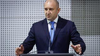 Президентът Румен Радев получи специален подарък СНИМКИ