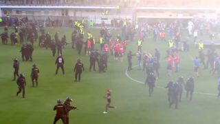 Страшен бой! Летят окървавени седалки и столове ВИДЕО
