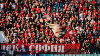 Фенове на ЦСКА с геройска проява, спасяват хора от пожар след екшъна на баража