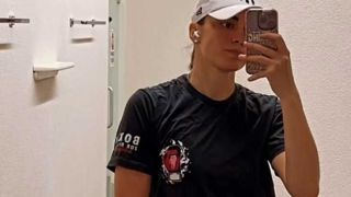 Грозно! Петима мъже пребиха жена на улицата ВИДЕО 18+