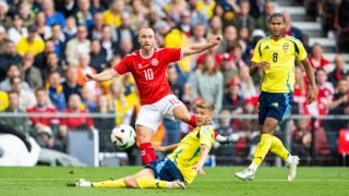 Ериксен герой в скандинавското дерби ВИДЕО