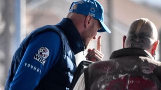 Огромен резил! Мъртво пияна световна звезда лази и си блъска главата в метална тръба СНИМКИ