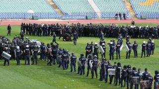Почерня от полиция в центъра на София, има натръшкани на земята СНИМКИ