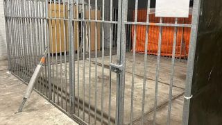 Затварят фенове в клетки, ако създават проблеми на Европейското