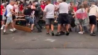 Екшън! Фен удари полицай с бутилка и стана лошо
