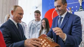 Нанесоха жесток удар на приближен на Путин, ръководещ българи