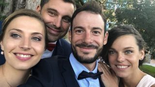 Мъж целуна жена си и отнесе наказание ВИДЕО
