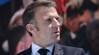 Полицейска акция с шестима арестувани заради протеже на Макрон разтърси Франция