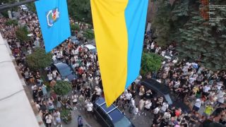 Стотици пищят пред Общината! Фен №1 на Роналдо побърка всички в София ВИДЕО