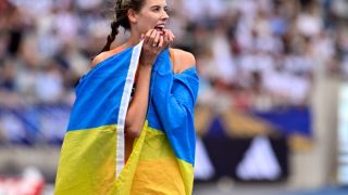 С адамова ябълка и взима допинг! "Mъж" подобрил рекорда на Стефка Костадинова СНИМКИ