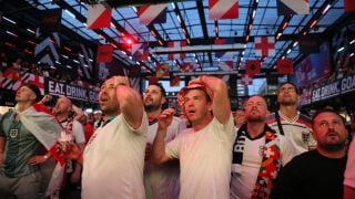 Фенове на Англия се млатиха помежду си в Лондон ВИДЕО