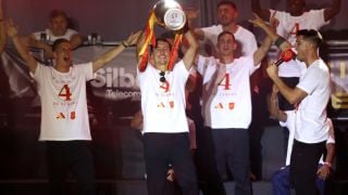 Испания отпразнува титлата с краля, премиера и хиляди фенове ВИДЕО