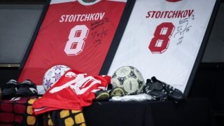 Фланелки на Стоичков предизвикаха фурор, продадоха ги за 200 000 лева