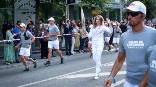 Олимпийският огън се завърна в Париж СНИМКИ