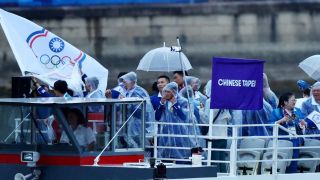 Жени с нещо между краката си стряскат всички в Париж, едната чака българка