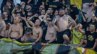 Потресаващо: Фенове на Ботев хвърляли камъни по Крушарски