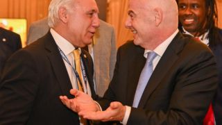 Стоичков изненада боса на ФИФА в новия офис СНИМКА