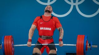 Погнаха Насар за допинг след триумфа, майка му плаче от щастие в залата