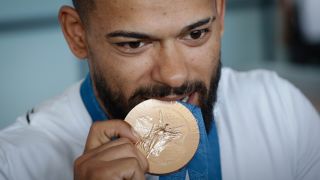 Скандал с медалите на Олимпиадата, почнаха да се разпадат СНИМКИ
