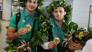 Лудницa на летището заради героите Новиков и Рамазанов СНИМКИ