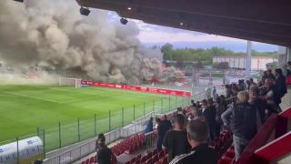 Ужас! Стадион се запали по време на мач ВИДЕО