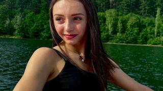 Известна красавица последва Божинов в чужбина СНИМКИ