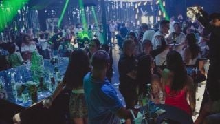 Скандално! Фотобомба в БЛИЦ: Босът на наш елитен клуб пие с футболисти и мацки преди мач